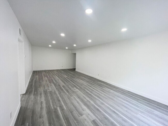 Foto del edificio - 1bd/1ba, Gorgeous, private unit with balcony, with parking in Sherman Oaks!