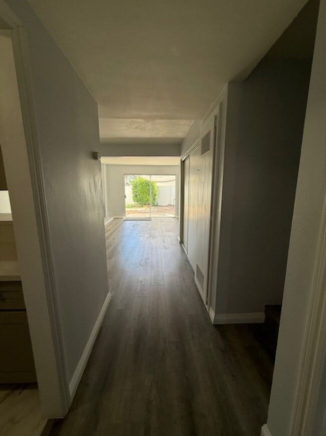 Building Photo - Remodeled Condo in Tustin