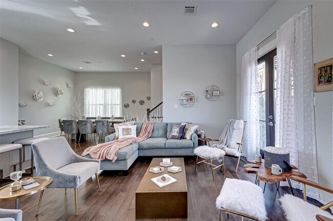 Foto del edificio - 1256 N Post Oak Rd