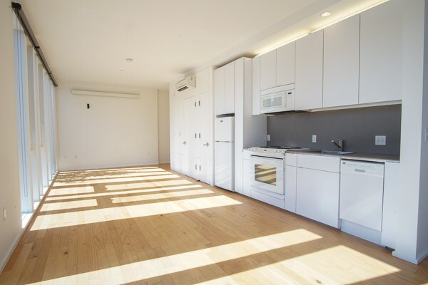 Foto del edificio - Incomparable Architecture in this 1 Bed + Bonus Room Townhouse!