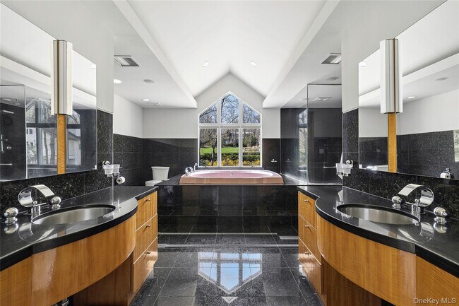 Foto del edificio - 92 Old House Ln