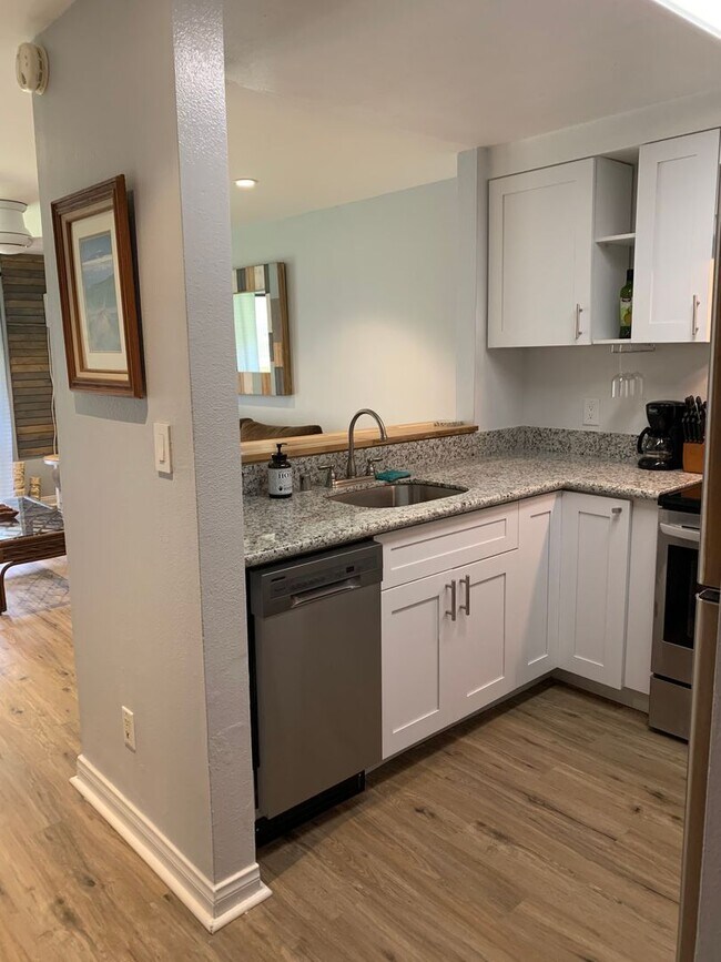 Foto del edificio - Gorgeous, Clean & Modern Furnished 2/2 at Kihei Shores — Lowest Level Unit Near Kamaole III
