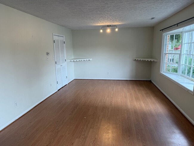 Photo - 3 Bed 1.5 Bath Townhouse Near Peaks View Park