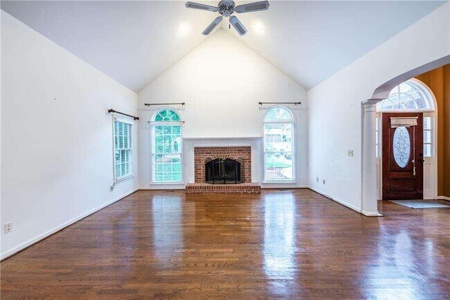Building Photo - 221 Tennis Ct Ln