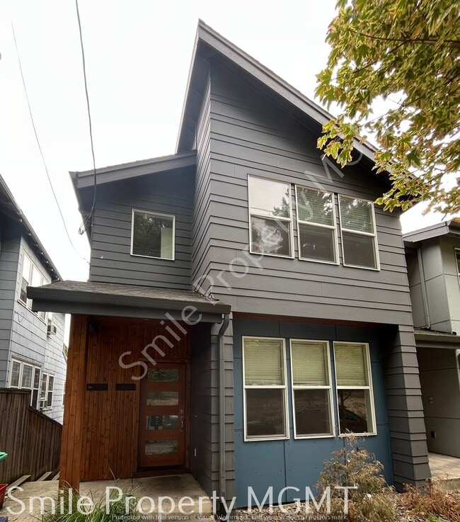 Building Photo - 2422 SE Morrison St