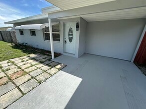 Building Photo - 2033 Robinhood Dr