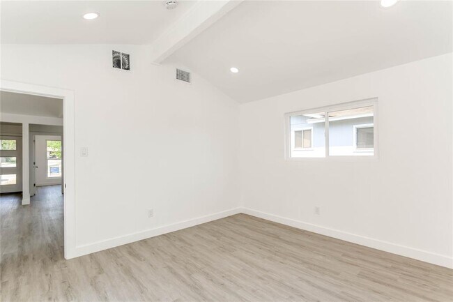 Foto del edificio - 3410 Lynridge Dr