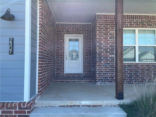 Building Photo - 2307 Brook Ln