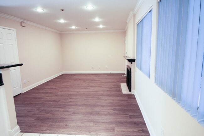 Building Photo - 15040 Moorpark St