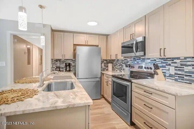 Foto del edificio - 6413 Burgundy Rd S