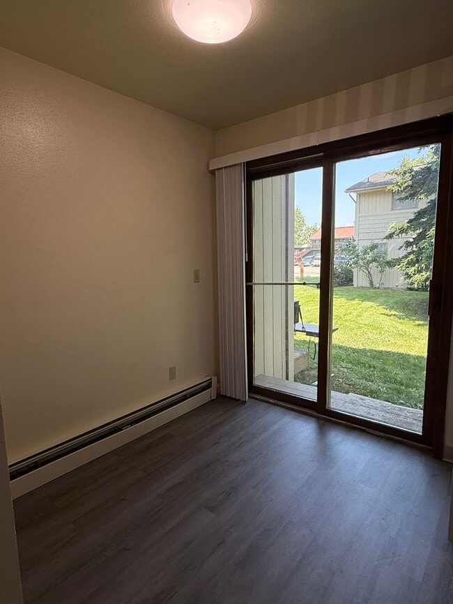 Building Photo - 2BR 1.5BA | Midtown Townhouse Style | Pets...
