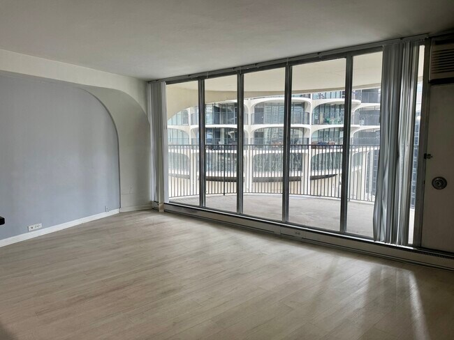 Foto del edificio - 300 N State St