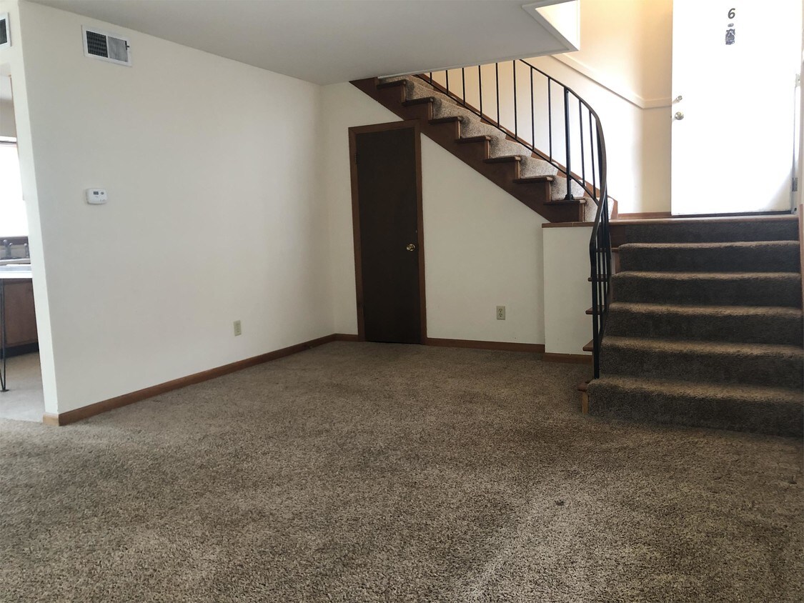 Primary Photo - 2106 W Woodriver Dr