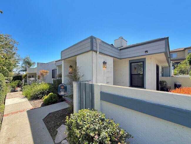 Foto del edificio - SD: Bright 2BD/2BA Condo in Vista with Community Pool, Private Patio & In-Unit Laundry