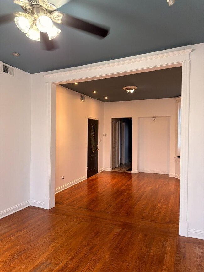Foto del edificio - 1605 S Blue Island Ave