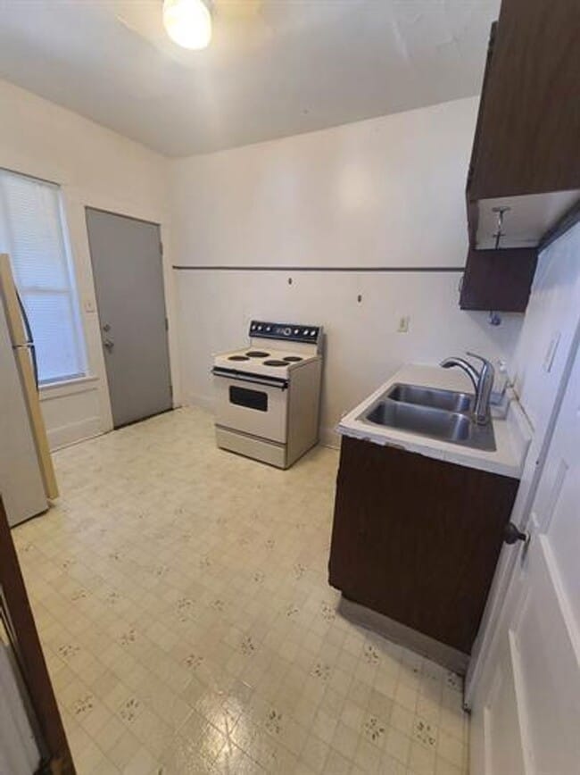 Building Photo - 1372 Merryman St