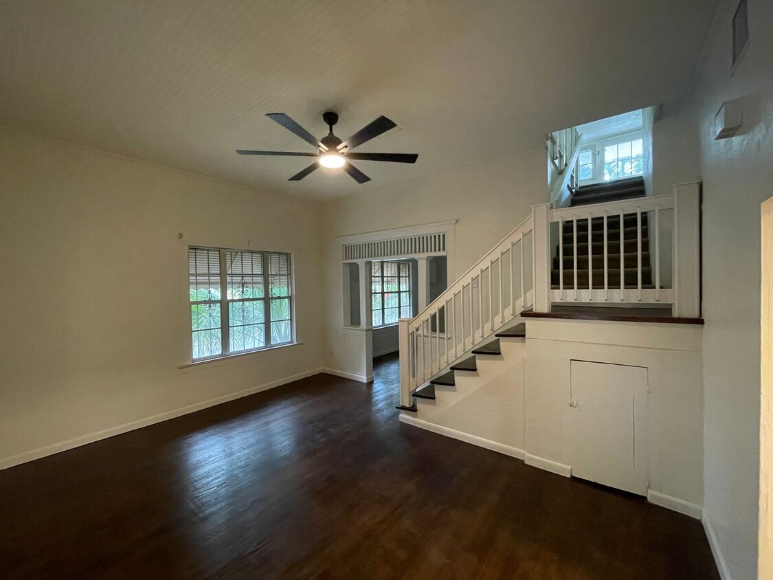 Foto principal - AVAILABLE FOR FALL!!! Amazing 2 Bedroom Ho...