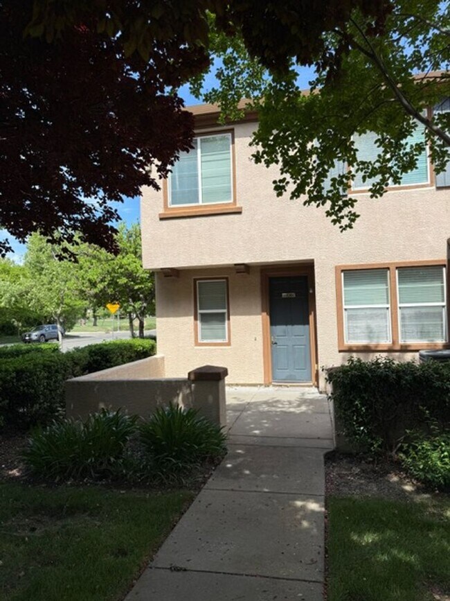 Foto del edificio - Gorgeous Natomas Condo