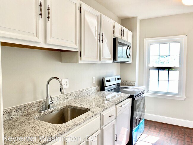 Foto del edificio - 3 br, 2.5 bath House - 3277 B Sutton Pl, NW