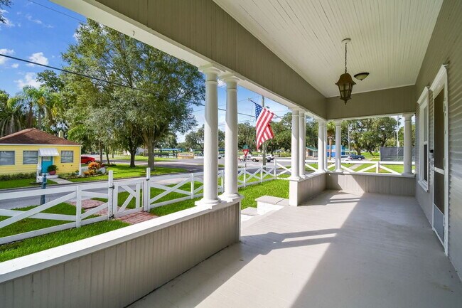 Foto del edificio - Beautifully restored 4 bedroom home with f...