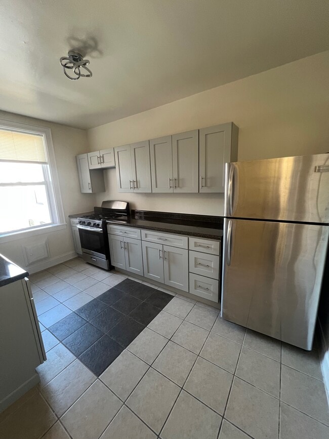 Building Photo - 155 Evergreen Pl