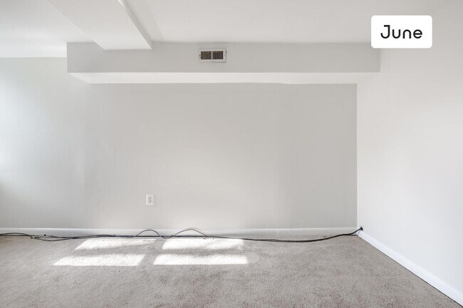 Building Photo - ROOM ONLY in 2-bed/1.0-bath Home
