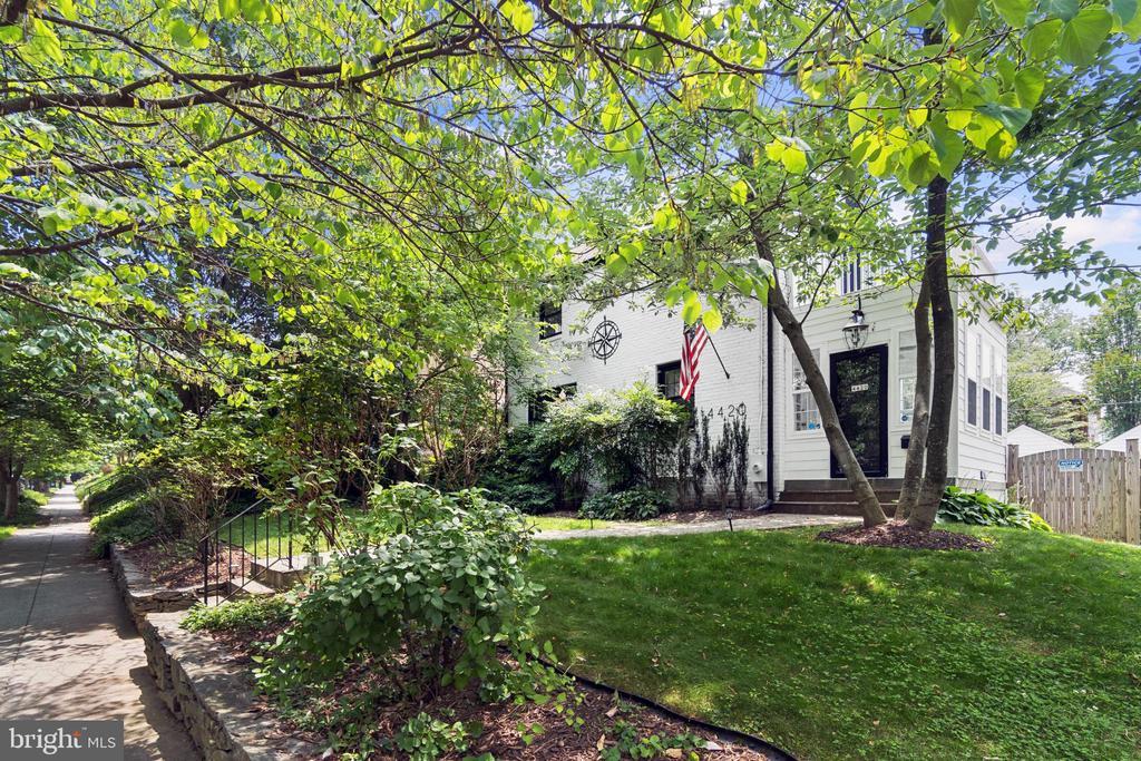 Primary Photo - 4420 Chesapeake St NW