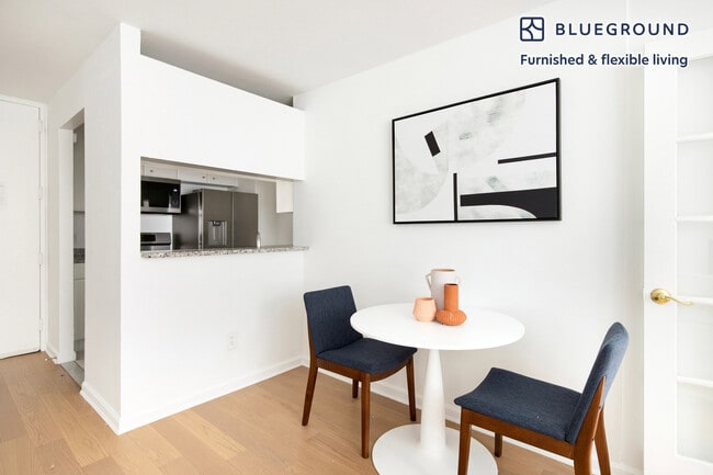 Building Photo - 400 Chambers St