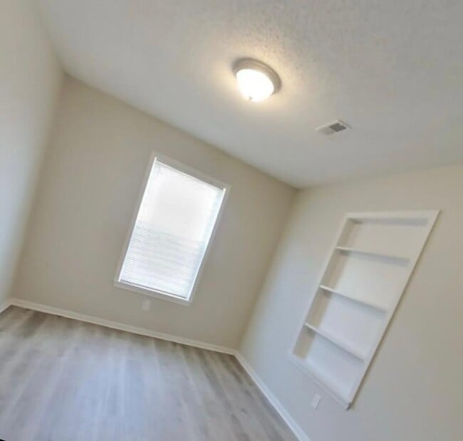 Building Photo - 1406 Thomas Dr
