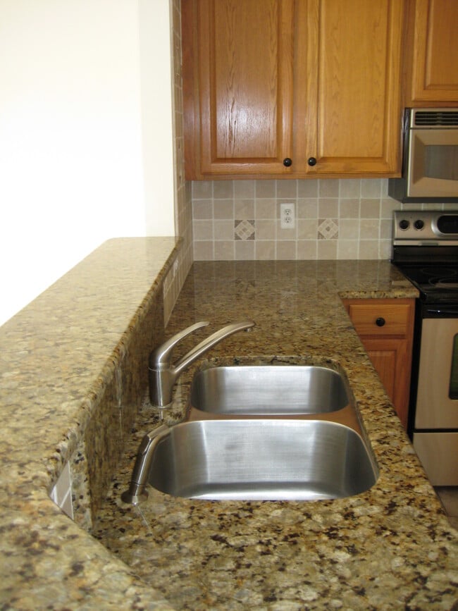 Kitchen - 1304 Garden Wall Cir