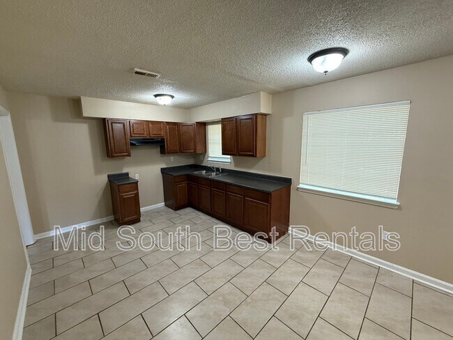 Building Photo - 5186 Chantilly Dr