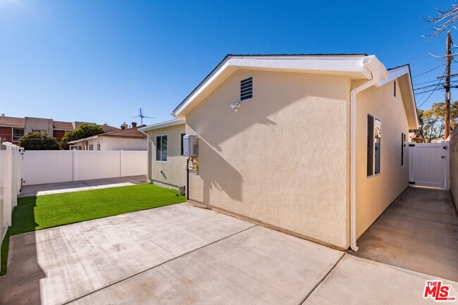 Building Photo - 1049 Sonora Ave