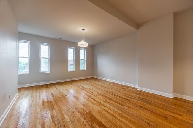 Building Photo - 1538 N Milwaukee Ave