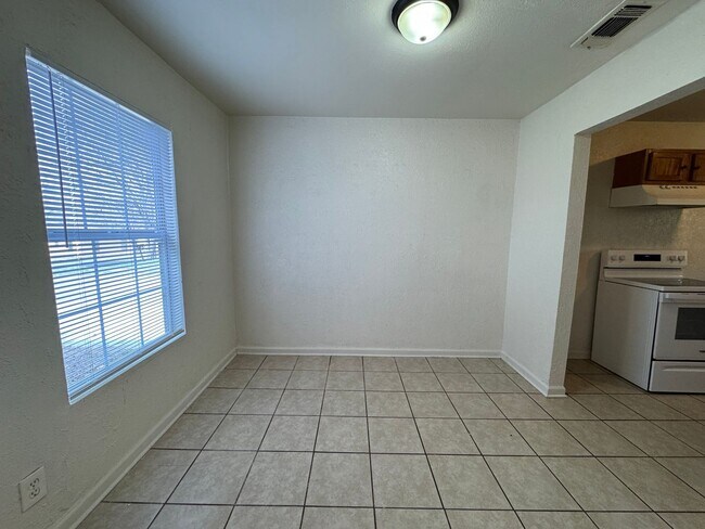 Building Photo - 812-812 Estelle Ave