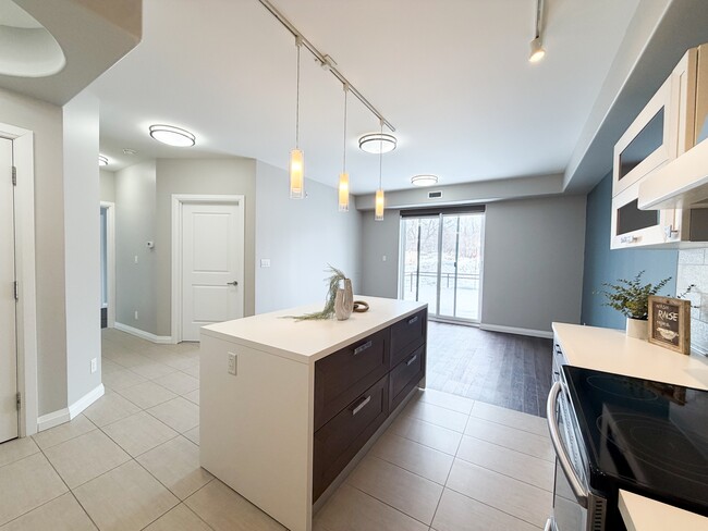 Building Photo - 347 Hyland Dr