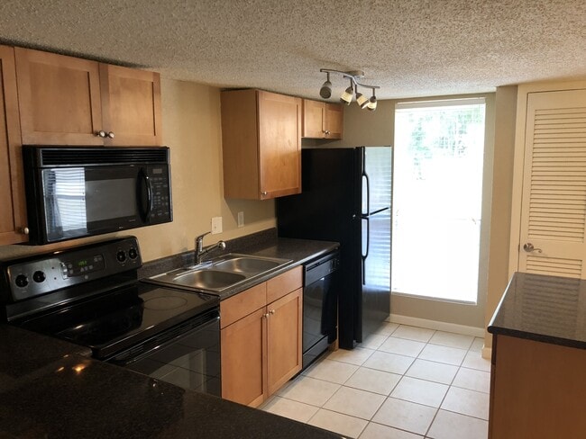 Building Photo - Discover the charm of this beautifully renovated 1-bedroom, 1-bathroom condo at Creeks Edge