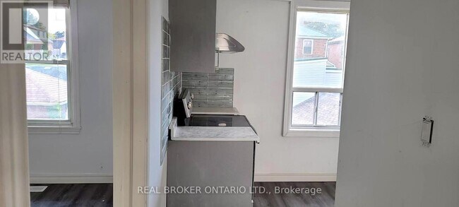 Photo du bâtiment - 240 Ritson Rd S