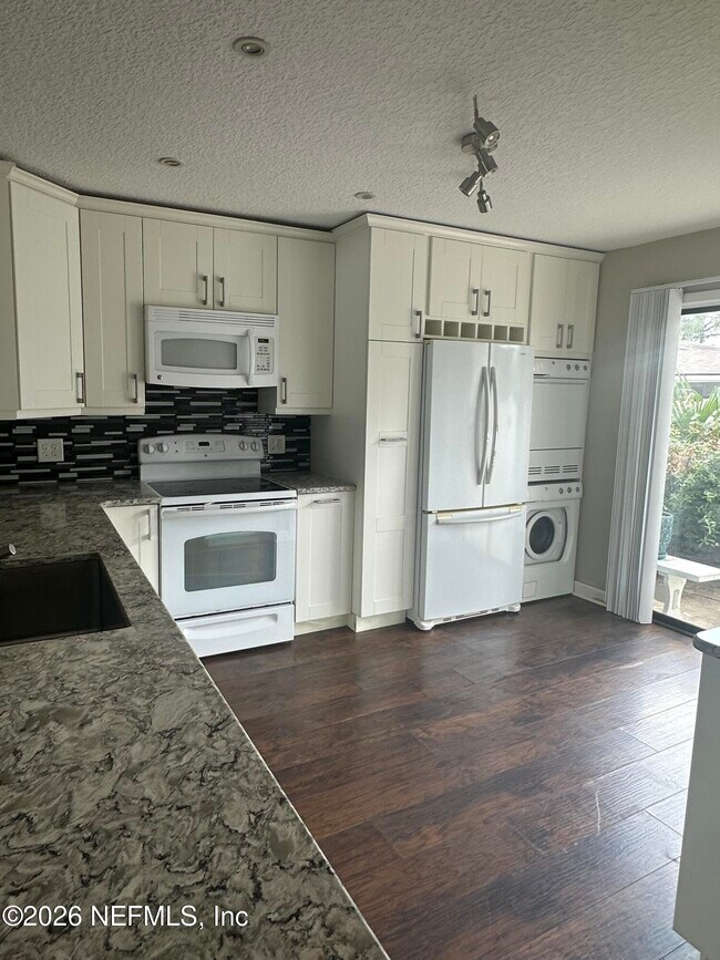 Foto del edificio - 7867 Bahia Vista Ct