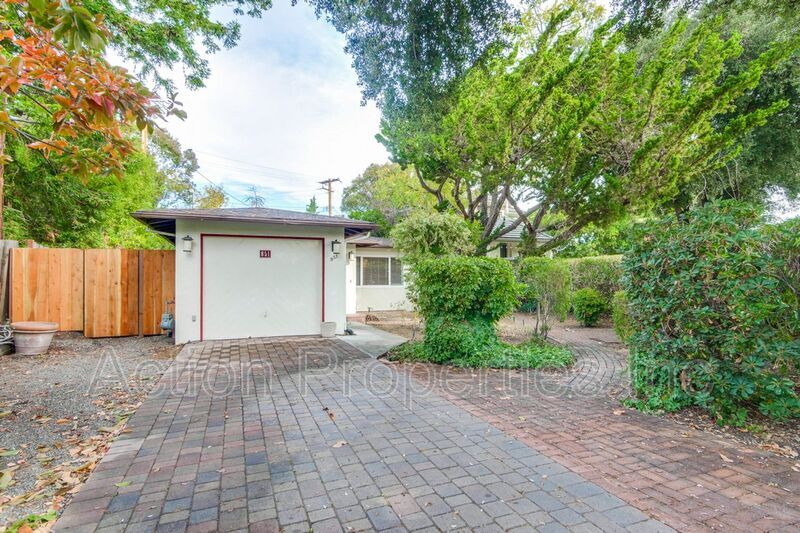 Primary Photo - 851 E Meadow Dr