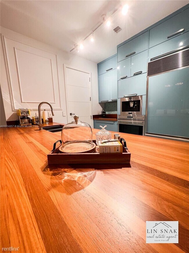 Foto del edificio - 3 br, 3.5 bath Condo - 15811 Collins Ave A...