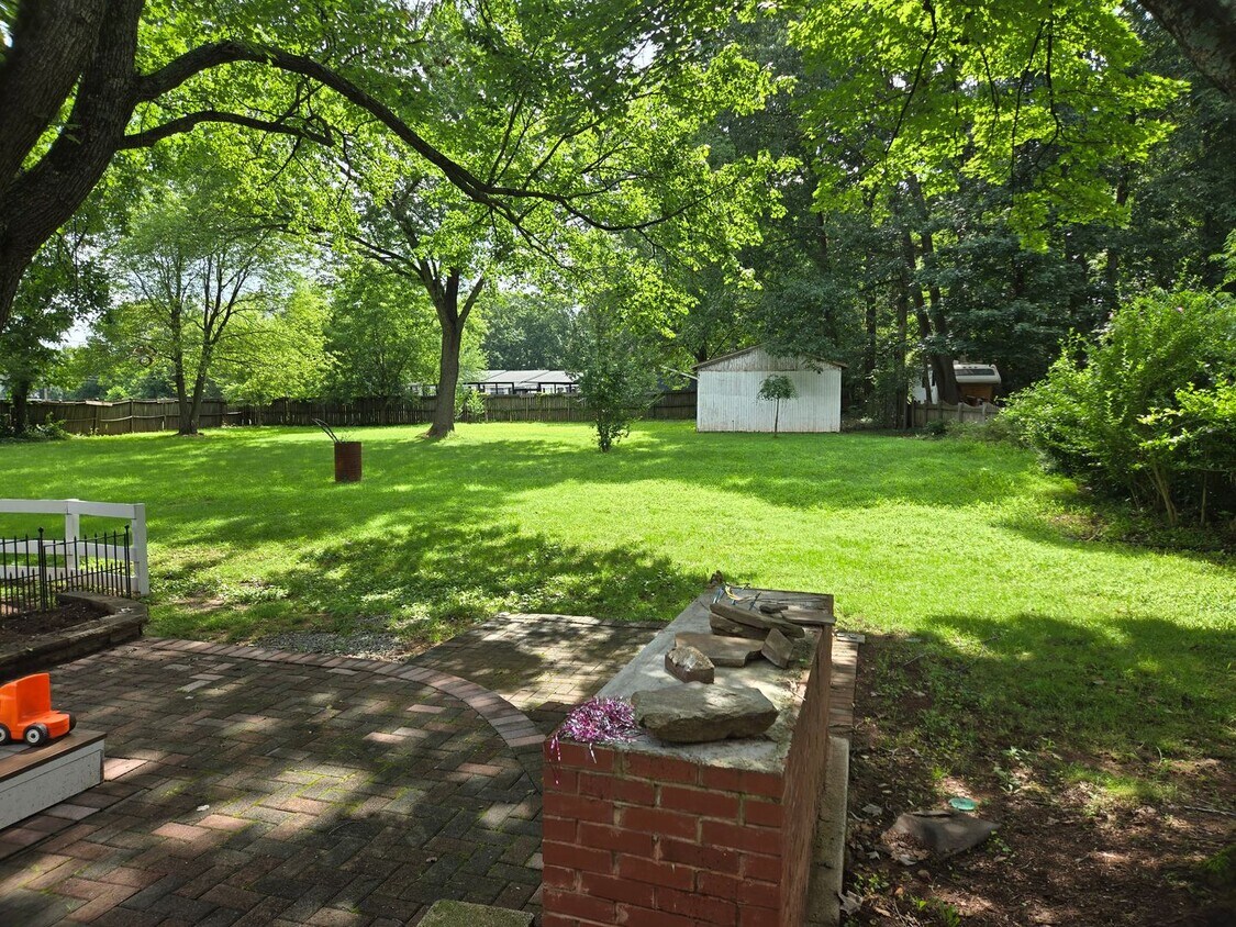Building Photo - Charming One-Level Retreat with Wraparound...