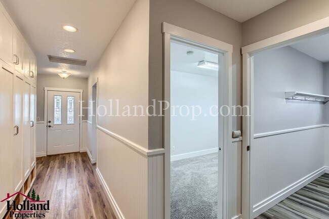 Foto del edificio - **NEW PRICE** Enchanting Single-Level Home...