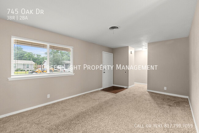 Building Photo - 745 Oak Dr