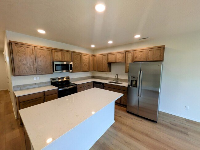 Foto del edificio - New Townhome for Rent in Southridge Area