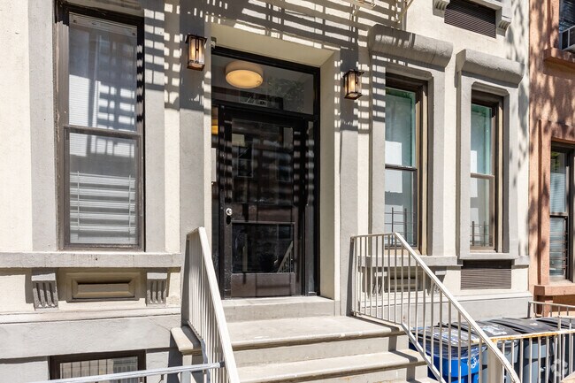 Entrance - 337 E 77th St