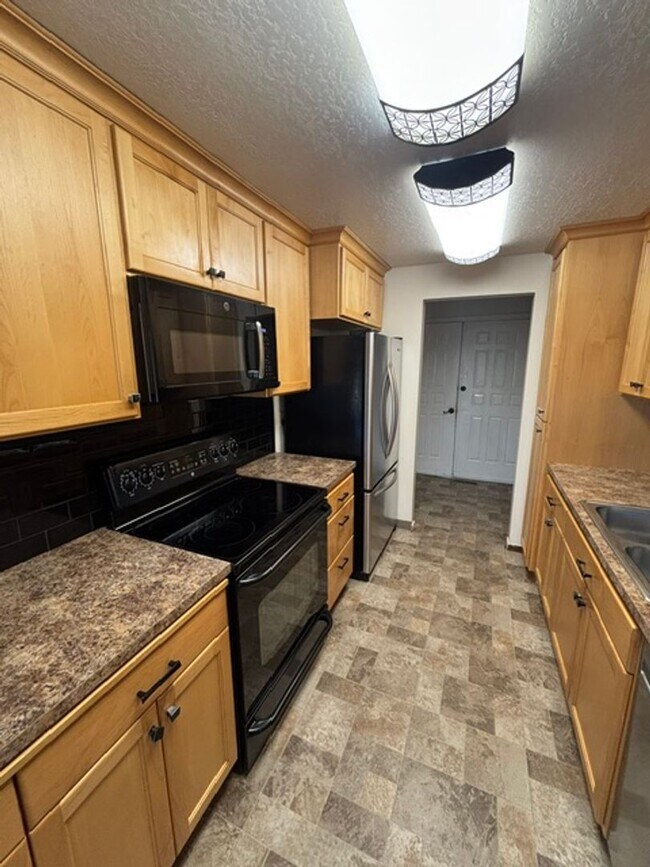 Foto del edificio - 408 E Pinehurst Dr