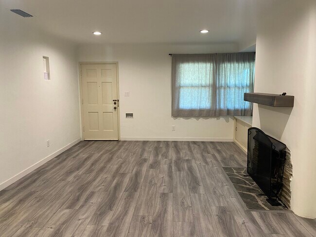 Foto del edificio - 1523 N Grand Oaks Ave