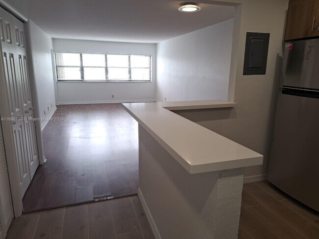 Foto del edificio - 200 Lakeview Dr