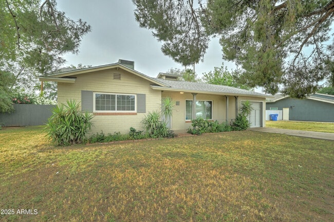 Foto del edificio - 3033 E Campbell Ave