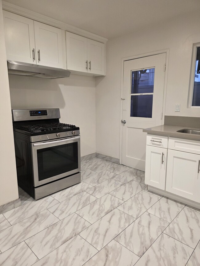 Kitchen - 218 E Chevy Chase Dr